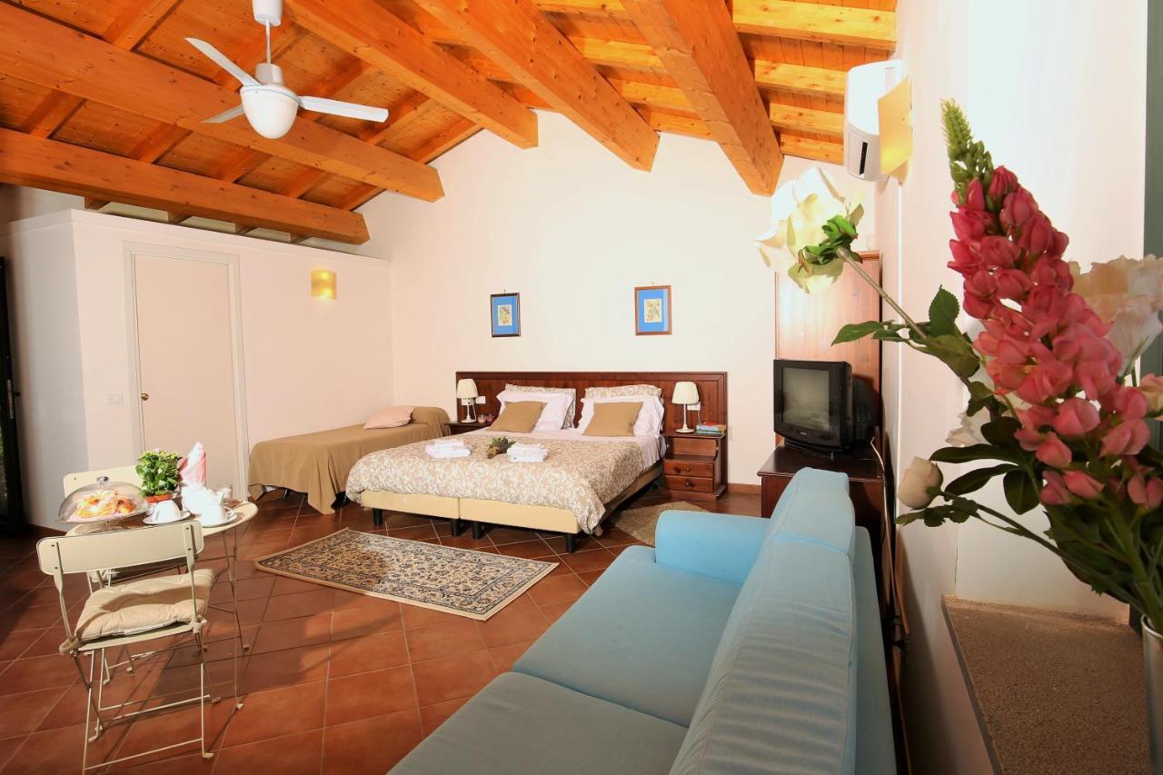 Agriturismo Le Case Del Merlo มีโล ภายนอก รูปภาพ